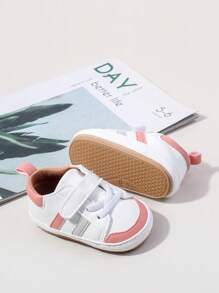 Zapatos deportivos para bebé rosados, mismo estilo para niños y niñas, con diseño de tiras cruzadas y cierre de , combinación de tres colores blanco, gris y rosa en un estilo simple y de moda, suela suave para buen agarre, zapatos para primeros pasos de recién nacido