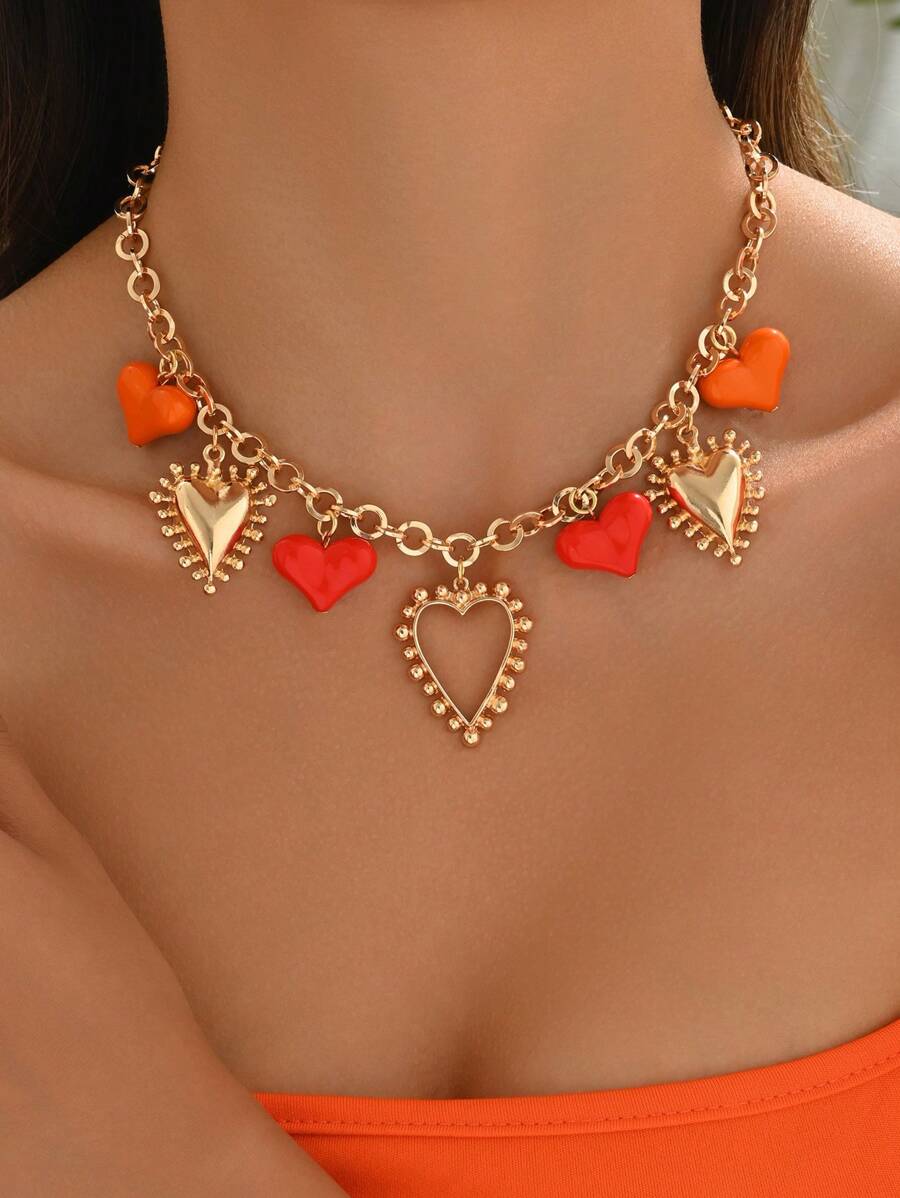 1 pieza Elegante y de moda Colgante de collar personalizado con forma de corazón de color dorado y resina, en colores naranja y rojo, con un patrón floral irregular, adecuado para uso diario, vacaciones y fiestas a juego con atuendos sexys. Tenga en cuenta que puede haber marcas ligeras de moldeado por inyección en la parte inferior de cada colgante de resina.