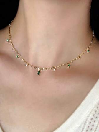 1 st. damers vintage franska eleganta nischdesignade lyxiga nyckelbenskedja, inlagda smaragdgrönt droppformad zirkonia (hänge antal slumpmässigt)