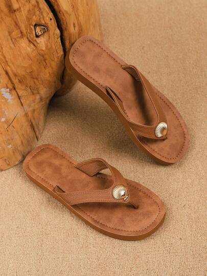 新款复古时尚金属贝壳装饰棕色人字拖，适合搭配连衣裙、海滩度假约会、休闲凉鞋/沙滩鞋、街头潮流青年舒适轻便透气夏季休闲鞋/步行鞋/平底鞋