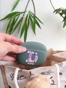 1 pièce Sac de rangement numérique étanche à la poussière et à l'eau en silicone personnalisable avec motif de lettre et de nom, étui de protection anti-pression et anti-chute pour écouteurs et câble de données, étui en silicone portable pour écouteurs Bluetooth, sac de transport multifonction pour accessoires numériques pour les déplacements et les voyages
