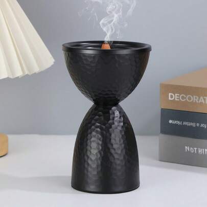 一款简约优雅的铁艺香炉。它既是香炉，也是家居香氛装饰品，可作为一件精美的家居摆件。适用于家居装饰、卧室、客厅（可作为中心摆件）、办公室、瑜伽馆和派对等场所，营造优雅氛围。也可用于寺庙装饰。这款香炉是节日、开学季、毕业季或送给女性的理想礼物。