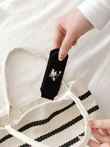 高级黑色可折叠多功能迷你化妆刷，带气垫，印有A~Z花卉字母，按摩梳带镜子，可拆卸 - 黑色 - 查看 3