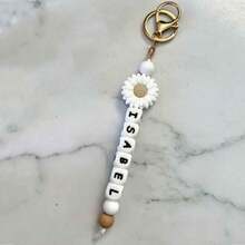 1pc Customized Personalized Silicone & Wood Keychain, Name Tag Key Chain, Mother's Day/Girl's Gift/Graduation/Teacher's Day Gift,School Supplies,Back To School,School Gift,For Office,For School,For Classroom,For Teacher Gifts,For University,For Colleague,For Dorm Rooms,For Teacher,For Boys And Girls,For Teenagers,Junior High School Students,Middle School Students,High School Senior High School Students,College Students,University Students,Freshman,Sophomore,Underclassmen, Colorful,Cute,Adorable,Funny,Kawaii,Y2K,Stylish,Unisex,Casual,Custom,Personalized,Unique,Customized,Ideal Gifts For Him,Ideal Gifts For Her,Her,Boyfriend,Girlfriend,Family,Friends - Silicone Daisy Keychain - View 3