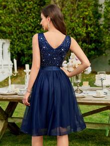 MIUSOL Rochie de cocktail cu decolteu adânc în V, dantelă cu paiete, plasă contrastantă, tiv cu volane, îmbrăcăminte de vară pentru femei, rochie formală strălucitoare, potrivită pentru petrecere de ziua de naștere, ceremonie de absolvire, cină de gală și alte ocazii - Albastru marin - Vizualizare 3