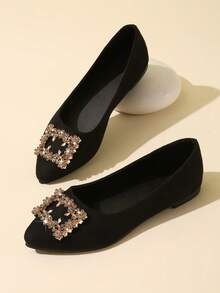 尖头平底女鞋,如果脚容易被挤压,建议选择大0.5码。女士水钻方扣尖头/圆头平底鞋 - 轻便舒适,四季皆宜,百搭,优雅迷人 - 闪耀水钻,经典隽永 - 黑色-鑽 - 查看 2