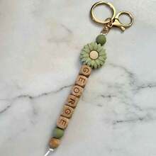 1pc Customized Personalized Silicone & Wood Keychain, Name Tag Key Chain, Mother's Day/Girl's Gift/Graduation/Teacher's Day Gift,School Supplies,Back To School,School Gift,For Office,For School,For Classroom,For Teacher Gifts,For University,For Colleague,For Dorm Rooms,For Teacher,For Boys And Girls,For Teenagers,Junior High School Students,Middle School Students,High School Senior High School Students,College Students,University Students,Freshman,Sophomore,Underclassmen, Colorful,Cute,Adorable,Funny,Kawaii,Y2K,Stylish,Unisex,Casual,Custom,Personalized,Unique,Customized,Ideal Gifts For Him,Ideal Gifts For Her,Her,Boyfriend,Girlfriend,Family,Friends - Silicone Daisy Keychain - View 5