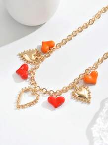 1 pieza Elegante y de moda Colgante de collar personalizado con forma de corazón de color dorado y resina, en colores naranja y rojo, con un patrón floral irregular, adecuado para uso diario, vacaciones y fiestas a juego con atuendos sexys. Tenga en cuenta que puede haber marcas ligeras de moldeado por inyección en la parte inferior de cada colgante de resina.