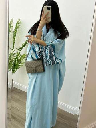 一件女士优雅经典渐变拼接海浪袖口波西米亚风外套长袍，适合所有季节和文化活动