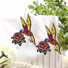 Pendientes de madera con diseño de pájaro de colores que muerde una flor roja