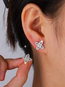 S925 Sterlingsilber zierliche Klee Ohrstecker, luxuriöses Cut Out Design, elegante Erscheinung, vielseitiges Geschenk zum Jahrestag für Geliebte, geeignet für Partys, täglichen Gebrauch, Luxus-Schmuck für Frauen, Zufallsverpackung