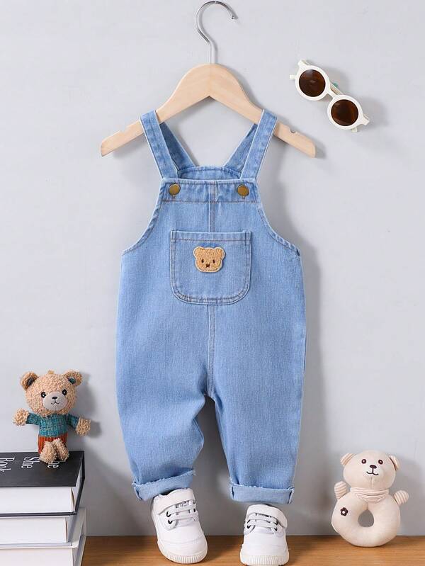 Baby Jungen schlichte Jeans-Latzhosen mit Taschen, Komfortable Jungen Cargohosen aus Jeans mit Bärchen-Applikation, ideal für Outdoor-Aktivitäten