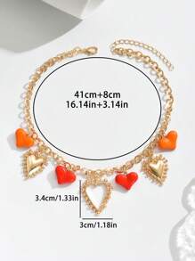 1 pieza Elegante y de moda Colgante de collar personalizado con forma de corazón de color dorado y resina, en colores naranja y rojo, con un patrón floral irregular, adecuado para uso diario, vacaciones y fiestas a juego con atuendos sexys. Tenga en cuenta que puede haber marcas ligeras de moldeado por inyección en la parte inferior de cada colgante de resina.
