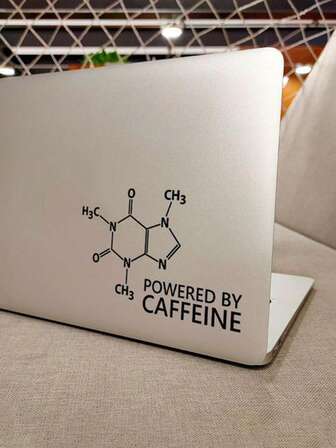 1 Stück "Powered By Caffeine" Chemieformel Aufkleber - strapazierfähiger PVC, wasserfester und UV-beständiger Aufkleber für Laptops und Desktops, mit Kratzschutz, Laptop Aufkleber