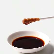 100/300/600 قطعة من أعواد التنظيف المزدوجة الرؤوس للمستحضرات التجميلية، تصميم مزدوج (رأس حلزوني + رأس ملعقة الأذن في واحد)، تخزين في علبة منفصلة، صديقة للبشرة وناعمة، لا تنكسر بسهولة، لا تضر البشرة، لا تتساقط وبقوة امتصاص للماء، يمكن استخدامها لتزيين مكياج العيون والشفاه الرقيقة وتنظيف قناة الأذن والجروح