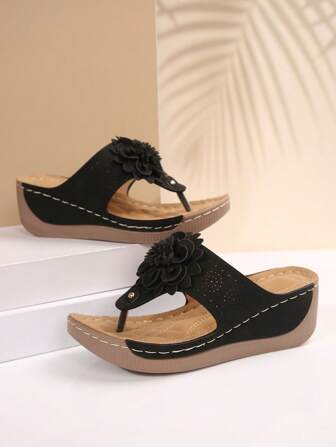 Nouveaux sandales d'été décontractées et respirantes pour femmes, tige , talon compensé, bout rond, semelle souple. Style polyvalent français haut de gamme et . Confortables et élégantes à porter avec des robes.