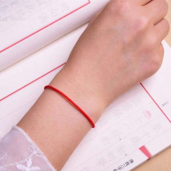 Un nouveau bracelet rouge tressé, minimaliste et réglable, pour femmes, adapté pour être offert à des amis et des amoureux