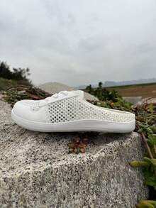 Sapatos baixos femininos com design vazado e largura larga, mules baixos casuais com cadarço, chinelos confortáveis de ajuste largo - Branco - Ver 3