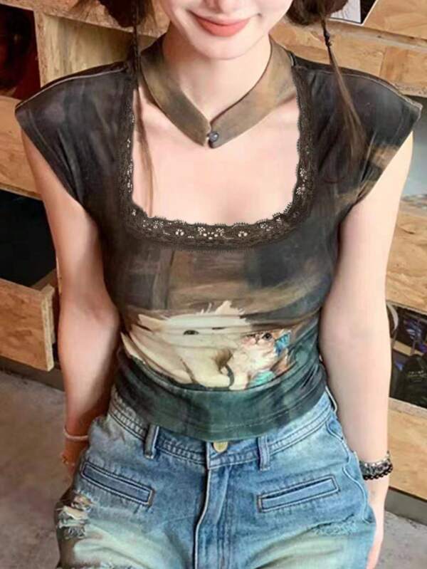 Parte superior para mujer con estampado de gato, aplicación de encaje y cuello cuadrado de manga corta