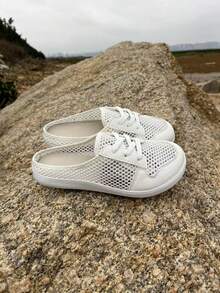 Sapatos baixos femininos com design vazado e largura larga, mules baixos casuais com cadarço, chinelos confortáveis de ajuste largo - Branco - Ver 14