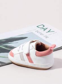 Zapatos deportivos para bebé rosados, mismo estilo para niños y niñas, con diseño de tiras cruzadas y cierre de , combinación de tres colores blanco, gris y rosa en un estilo simple y de moda, suela suave para buen agarre, zapatos para primeros pasos de recién nacido