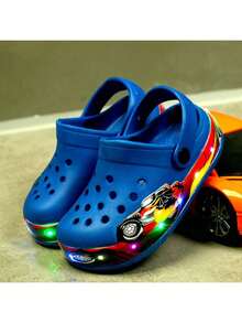 夜光卡通 LED 发光凉鞋，防滑软底，EVA 材质，适合男孩和女孩室内/室外玩耍、海滩和夏日乐趣，儿童 LED 卡通汽车印花一脚蹬透气木屐，可爱时尚，适合户外、海滩和家居场景，彩色 EVA 橡胶人字拖