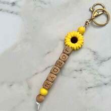 1pc Customized Personalized Silicone & Wood Keychain, Name Tag Key Chain, Mother's Day/Girl's Gift/Graduation/Teacher's Day Gift,School Supplies,Back To School,School Gift,For Office,For School,For Classroom,For Teacher Gifts,For University,For Colleague,For Dorm Rooms,For Teacher,For Boys And Girls,For Teenagers,Junior High School Students,Middle School Students,High School Senior High School Students,College Students,University Students,Freshman,Sophomore,Underclassmen, Colorful,Cute,Adorable,Funny,Kawaii,Y2K,Stylish,Unisex,Casual,Custom,Personalized,Unique,Customized,Ideal Gifts For Him,Ideal Gifts For Her,Her,Boyfriend,Girlfriend,Family,Friends - Silicone Daisy Keychain - View 7