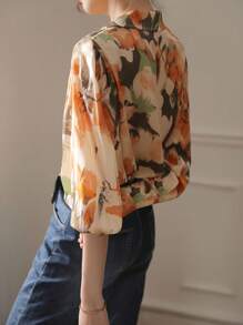 Koszula damska z nadrukiem na całej powierzchni, zapinana na guziki - dopasowana, z kołnierzykiem i długim rękawem, idealna na wiosnę, lato i jesień