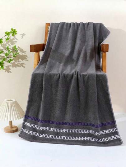 1条几何印花柔软吸水浴巾，适用于浴室、健身房、酒店，是日常浴室装饰、秋季装饰、返校季、美容院、家庭浴室的必备用品，也可用于淋浴、运动、家居护理等场合。