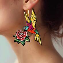 Pendientes de madera con diseño de pájaro de colores que muerde una flor roja