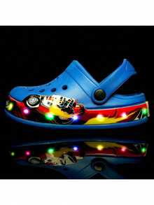 夜光卡通 LED 发光凉鞋，防滑软底，EVA 材质，适合男孩和女孩室内/室外玩耍、海滩和夏日乐趣，儿童 LED 卡通汽车印花一脚蹬透气木屐，可爱时尚，适合户外、海滩和家居场景，彩色 EVA 橡胶人字拖