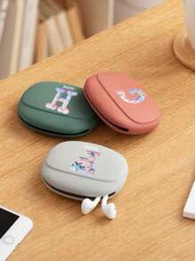 1 pièce Sac de rangement numérique étanche à la poussière et à l'eau en silicone personnalisable avec motif de lettre et de nom, étui de protection anti-pression et anti-chute pour écouteurs et câble de données, étui en silicone portable pour écouteurs Bluetooth, sac de transport multifonction pour accessoires numériques pour les déplacements et les voyages