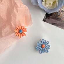 一对简约别致花卉耳钉