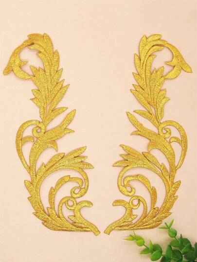 2 件金色镂空绣花布贴，带背胶，适用于服装配饰