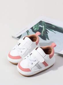 Zapatos deportivos para bebé rosados, mismo estilo para niños y niñas, con diseño de tiras cruzadas y cierre de , combinación de tres colores blanco, gris y rosa en un estilo simple y de moda, suela suave para buen agarre, zapatos para primeros pasos de recién nacido