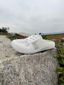 Sapatos baixos femininos com design vazado e largura larga, mules baixos casuais com cadarço, chinelos confortáveis de ajuste largo - Branco - Ver 1