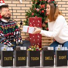 5-Sinne Geschenktüte, passend für Ihn/Sie, beinhaltet 10 Stücke Taschentücher, Papiertüte mit Griff, 5 Sinnes-Geschenkgegenstände, großartig für Valentinstag, Weihnachten, Geburtstag, Hochzeitstag (Schwarz, 21 x 11 x 27 cm)