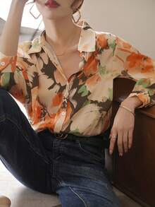 Koszula damska z nadrukiem na całej powierzchni, zapinana na guziki - dopasowana, z kołnierzykiem i długim rękawem, idealna na wiosnę, lato i jesień