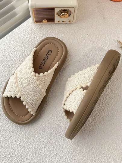 A Pair Of Summer Hot Kids' Non-Slip Slippers. The Upper Is Made Of Beige Woven Material With Delicate Texture, And The Edge Is Decorated With The Same Color Pompoms. The Sole Edge Is Brown, The Overall Style Is Sweet And Lovely, Suitable For 3-12 Years Old Girls Daily Leisure, Home Or Out Walking Wear.
