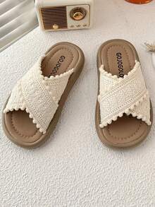 A Pair Of Summer Hot Kids' Non-Slip Slippers. The Upper Is Made Of Beige Woven Material With Delicate Texture, And The Edge Is Decorated With The Same Color Pompoms. The Sole Edge Is Brown, The Overall Style Is Sweet And Lovely, Suitable For 3-12 Years Old Girls Daily Leisure, Home Or Out Walking Wear.