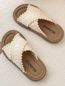 A Pair Of Summer Hot Kids' Non-Slip Slippers. The Upper Is Made Of Beige Woven Material With Delicate Texture, And The Edge Is Decorated With The Same Color Pompoms. The Sole Edge Is Brown, The Overall Style Is Sweet And Lovely, Suitable For 3-12 Years Old Girls Daily Leisure, Home Or Out Walking Wear.