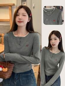 女士甜美花卉刺绣圆领纽扣装饰修身长袖灰色 T 恤 - 深灰色 - 查看 2