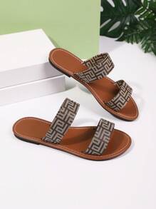 Sandale de damă la modă, cu design cu baretă dublă, talpă plată, stil casual, potrivite pentru vară, material textil bej. Designul cu baretă dublă și talpa plată oferă o experiență confortabilă la purtare. Modelul de pe sandale adaugă o notă modernă. Stilul general este casual și potrivit pentru mărimi plus, perfecte pentru ținutele de vară. Materialul textil bej face ca sandalele să fie confortabile, frumoase și simple, cu un stil casual la modă.