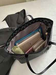 Sac à épaule et décontracté pour dames avec sac fourre-tout à grande capacité avec impression de lettre et pendentif. Convient pour le shopping, les portefeuilles, les jeunes femmes, les étudiants, les nouveaux arrivants et les employés de bureau. Ils conviennent parfaitement aux bureaux, aux universités, au travail, aux , aux déplacements, aux activités de plein air, aux voyages et aux sorties. - Noir - Voir 9