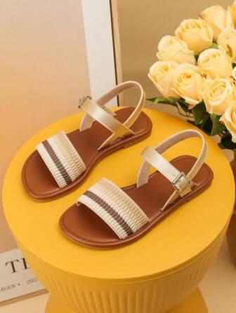 时尚舒适的平底凉鞋，适合儿童日常穿着或度假