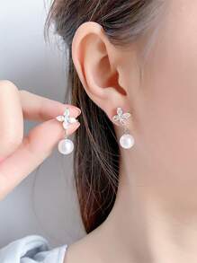 1 Coppia di Delicati Orecchini a Goccia di Perle Dorate per Donne, Orecchini a Perno Placcati in Oro 14K con Foglia di Zirconia Cubica d'Acqua Dolce alla Moda, Leggeri e Ipoallergenici, Regalo per Damigelle d'Onore, Ballo di Diploma, Matrimonio