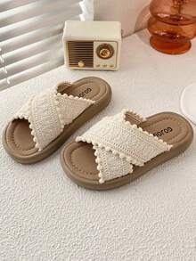 A Pair Of Summer Hot Kids' Non-Slip Slippers. The Upper Is Made Of Beige Woven Material With Delicate Texture, And The Edge Is Decorated With The Same Color Pompoms. The Sole Edge Is Brown, The Overall Style Is Sweet And Lovely, Suitable For 3-12 Years Old Girls Daily Leisure, Home Or Out Walking Wear.