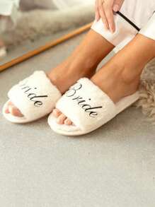 1 paire de chaussons de demoiselle d'honneur personnalisés pour enterrement de vie de jeune fille, mariage, chambre à coucher, doux et moelleux. Cadeau idéal pour les petites amies, les épouses, les mères, les filles, les mariées, les dames, les voyageurs et le port lors des fêtes. Ornemental, , mode, hipster, décontracté, mignon, minimaliste chic, confortable, personnalisé, unique. Cadeau idéal pour lui, cadeau idéal pour sa famille, ses amis