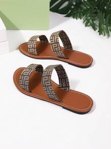Sandale de damă la modă, cu design cu baretă dublă, talpă plată, stil casual, potrivite pentru vară, material textil bej. Designul cu baretă dublă și talpa plată oferă o experiență confortabilă la purtare. Modelul de pe sandale adaugă o notă modernă. Stilul general este casual și potrivit pentru mărimi plus, perfecte pentru ținutele de vară. Materialul textil bej face ca sandalele să fie confortabile, frumoase și simple, cu un stil casual la modă.