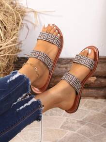 Sandale de damă la modă, cu design cu baretă dublă, talpă plată, stil casual, potrivite pentru vară, material textil bej. Designul cu baretă dublă și talpa plată oferă o experiență confortabilă la purtare. Modelul de pe sandale adaugă o notă modernă. Stilul general este casual și potrivit pentru mărimi plus, perfecte pentru ținutele de vară. Materialul textil bej face ca sandalele să fie confortabile, frumoase și simple, cu un stil casual la modă.